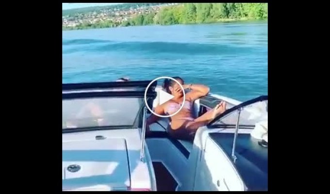 Мужчины действительно знают как дать отдохнуть девушкам на лодке