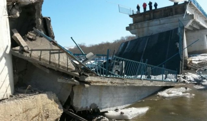 В Приморье рухнул автомобильный мост (3 фото + видео)