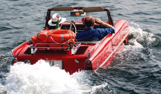 Плавающий автомобиль Amphicar (14 фото + 2 видео)