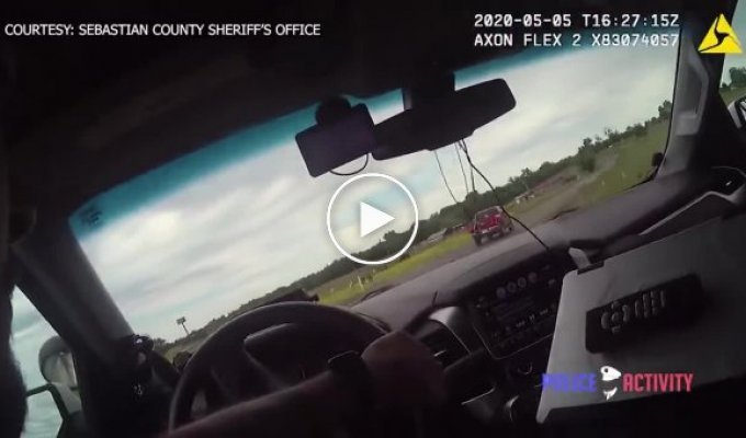 Минус четыре полицейских автомобиля! Погоня за 27-летней американкой, которая угнала пикап Dodge