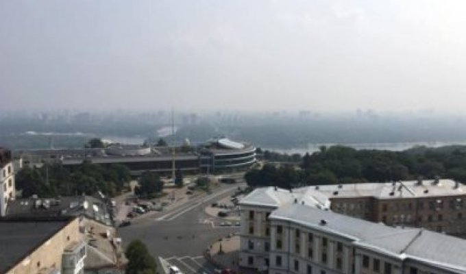 Дым в Киеве: власти отрицают, соцсети обсуждают