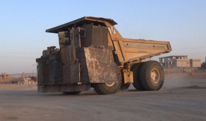 Боевики «Исламского государства» превратили карьерный самосвал в огромный броневик (3 фото)