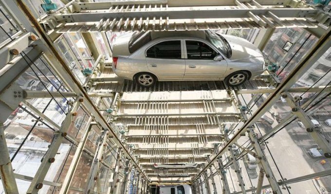Умный 26-этажный гараж, самостоятельно размещающий автомобили (9 фото)