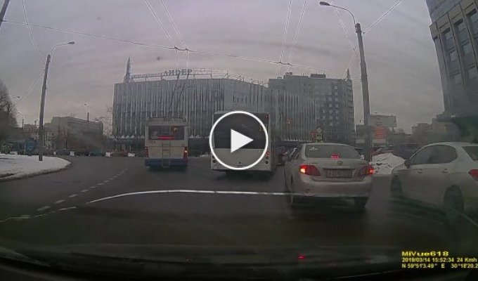В Петербурге водитель утихомирил агрессора газовым баллончиком