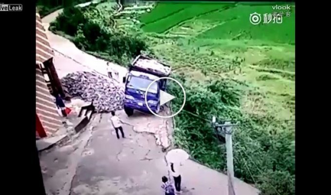 Успел выпрыгнуть с падающего грузовика