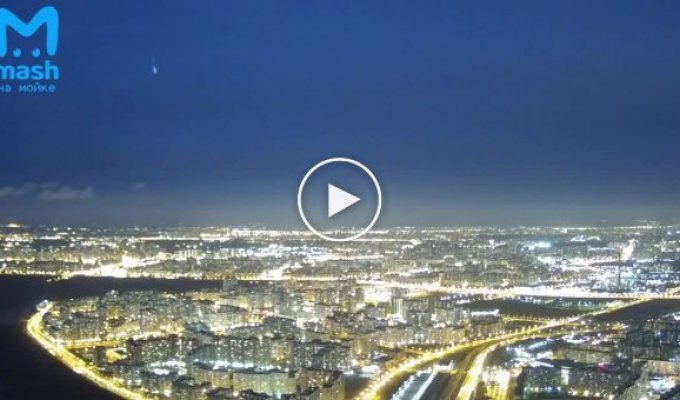 Летящий метеор напугал жителей Петербурга