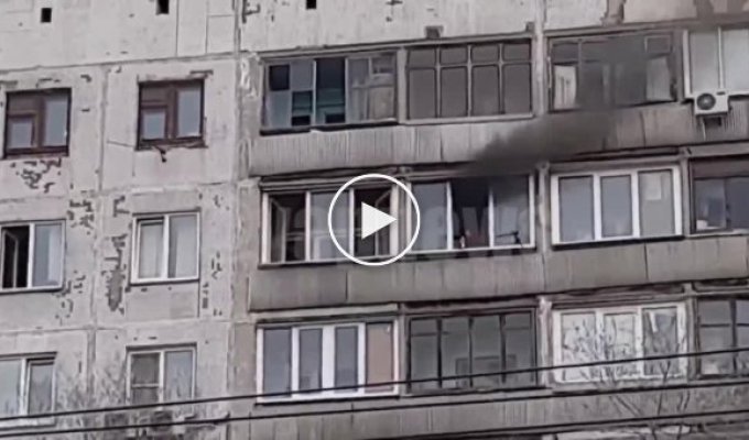 В Новосибиске соседи спасли от пожара парня с горящей спиной, помогая ему перелезть на свой балкон