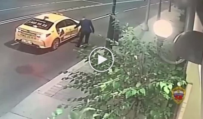 Горе-грабитель не смог вырвать сумочку из рук 70-летней старушки в центре Москвы