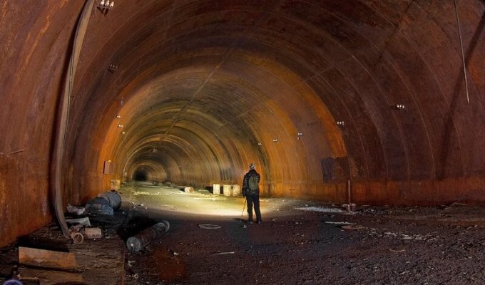 Заброшенный тоннель в Арктике с огромными габаритами (66 фото)