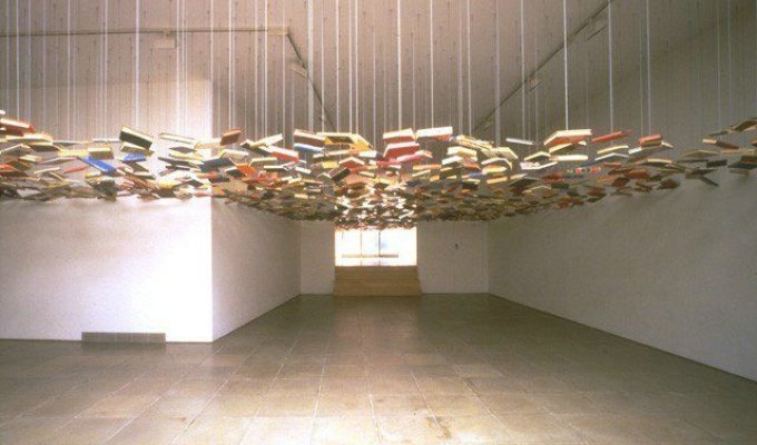  Арт с летающими книгами (9 Фото)