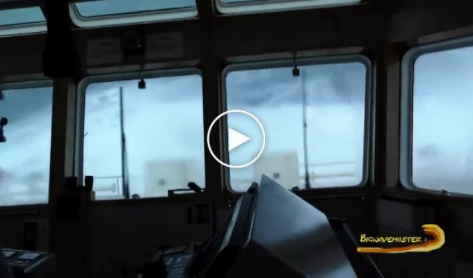 Корабль борется с огромными 21-метровыми волнами во время шторма