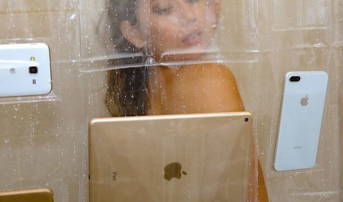 Странная новинка для любителей принимать душ с гаджетами (5 фото)