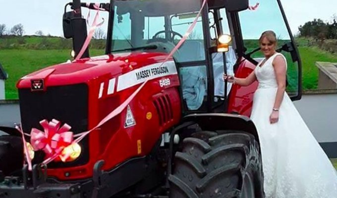 Невеста приехала на свадьбу на тракторе (6 фото + 1 видео)