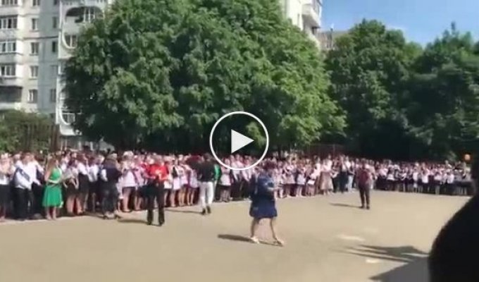 Предложение руки и сердца на школьной линейке в Ставрополе