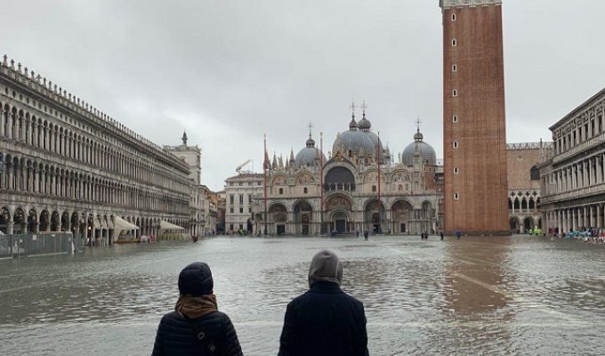 Венеция уходит под воду: затоплено более 80% города (16 фото + 3 видео)