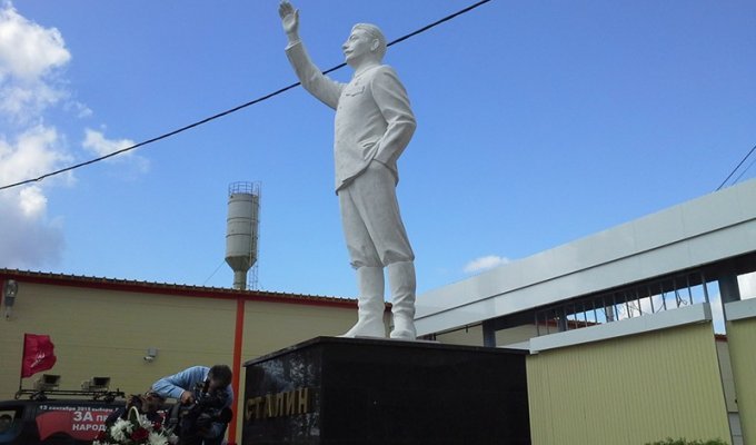 В поселке Шелангер Республики Марий Эл открыли памятник Сталину (2 фото)