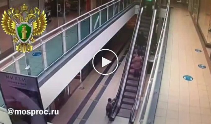 Не уследили. Мальчик получил множественные травмы после падения с эскалатора в Москве