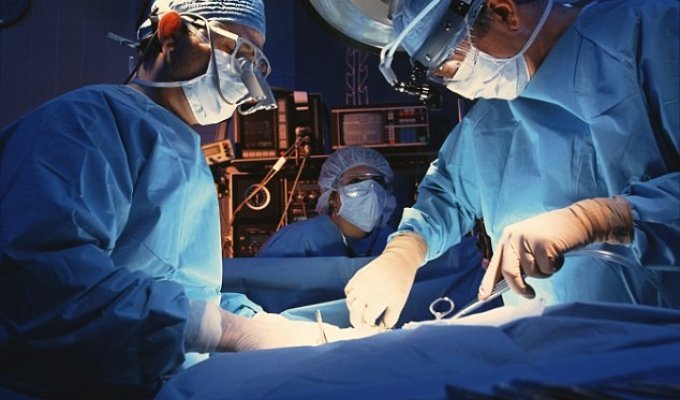 Мужчине из Южной Африки, надевшему кольцо на пенис, была сделана редкая операция (2 фото)
