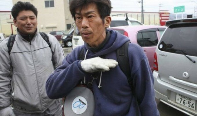 Житель Японии, который не испугался цунами (4 фото)