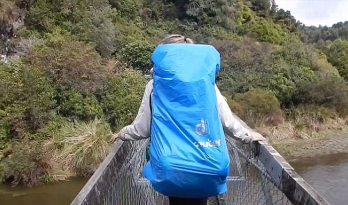 В Новой Зеландии туристы упали в реку с подвесного моста (3 фото)