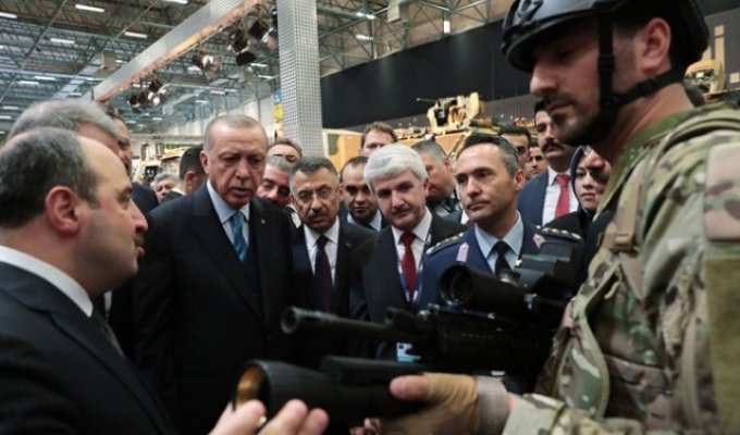 Турция показала новейшее лазерное оружие TUMOL (7 фото)