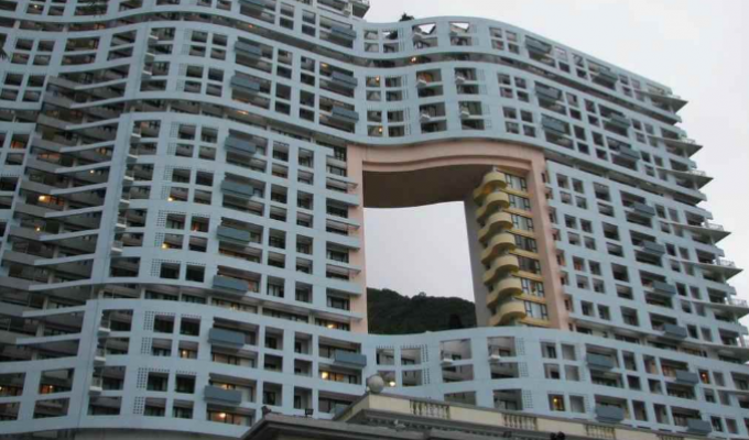 Дырявые небоскребы Гонконга (7 фото)