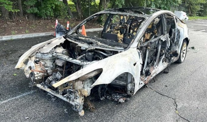 Мусор на дороге стал причиной возгорания Tesla Model 3 (9 фото)