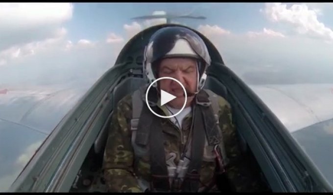 Молодой пилот теряет сознание из-за перегрузок 