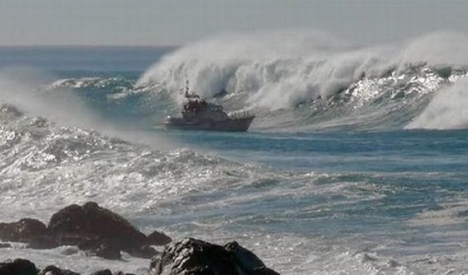 Корабль и гигантские волны (13 фото)
