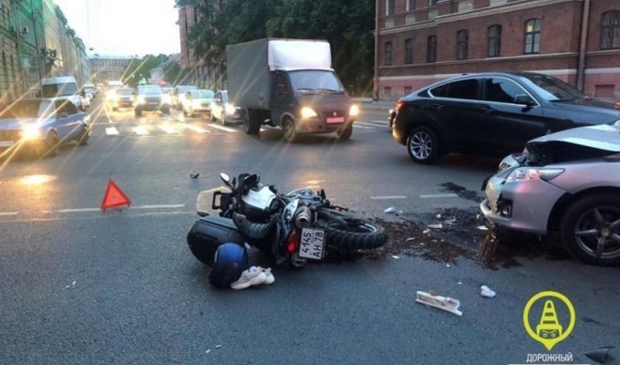 В центре Петербурга пострадала мотоциклистка (4 фото + 1 видео)