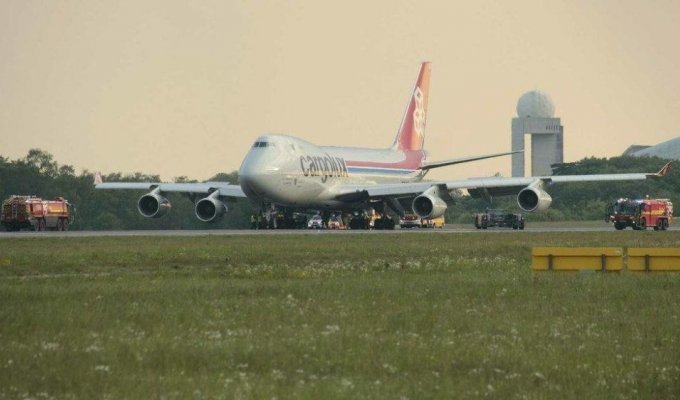 А так у Boeing 747 компании Cargolux отрывает правую стойку шасси (2 фото + 1 видео)