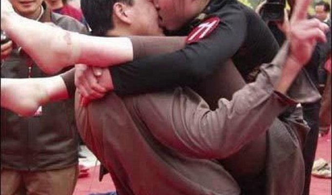  Китайский конкурс поцелуев (6 фото)