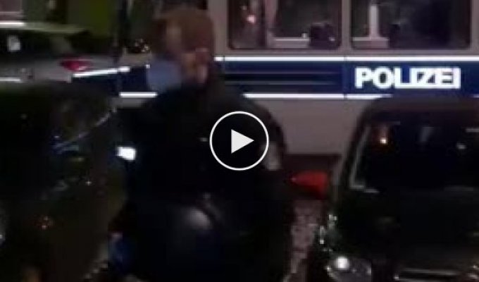 Полицейский забыл закрыть шторку в служебной машине
