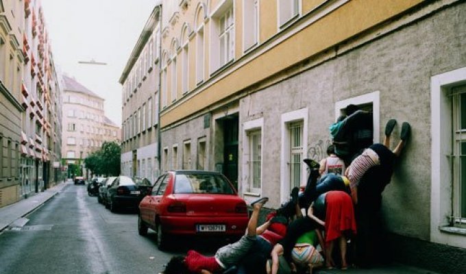 Фотопроект «Bodies in Urban Spaces» (8 фото)