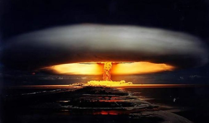 Взрыв атомной бомбы (4 фотографии)