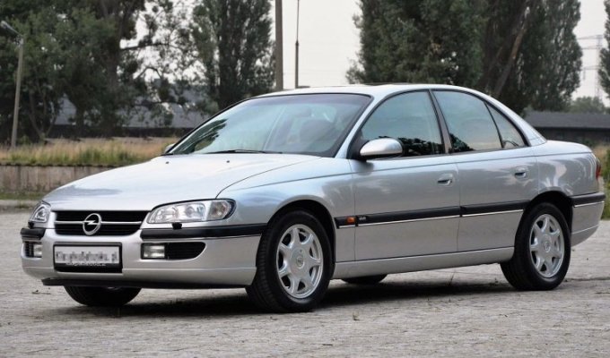 Opel Omega 1998 года в топовой версии MV6 с минимальным пробегом (31 фото)