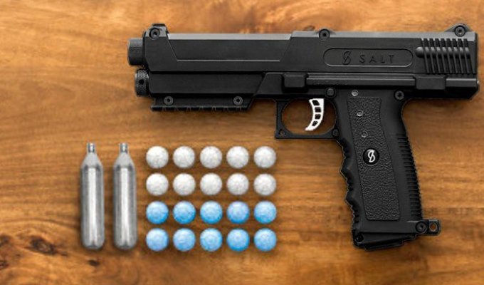 В Чикаго разработан нелетальный пистолет, стреляющий соляной пылью (2 фото)