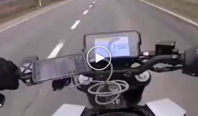 Опасные поездки у мотоциклистов на дороге