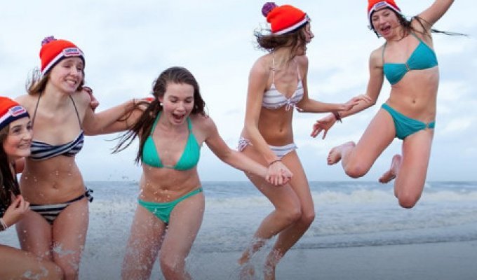 Как в Голландии встречают Новый Год купаясь в Северном Море или новогоднее ныряние в Схевенингене (7 фото)