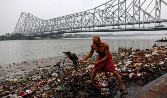 Все цвета грязи: как индийцы убивают священную реку Ганг (22 фото)
