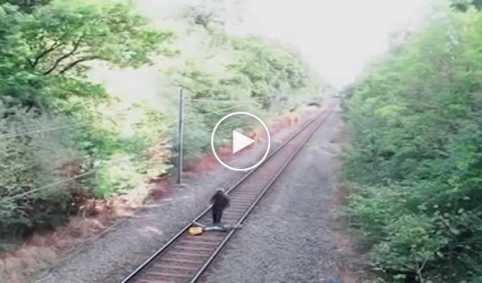 Железнодорожник спас пьяного велосипедиста за секунду до проезда поезда