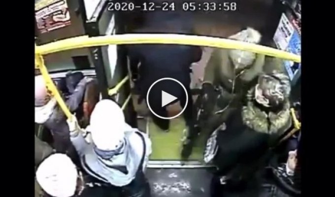 В Хабаровске кондуктор избил пассажира из-за того, что не захотел разменивать крупную купюру