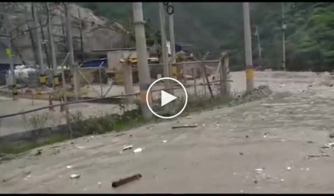 Масштабный прорыв воды после аварии на ГЭС в Колумбии
