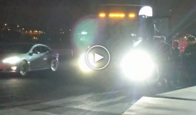 Tesla продемонстрировала разгон электрического грузовика Semi