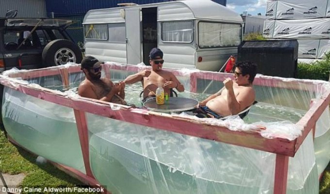Трое друзей построили бассейн из дерева и полиэтилена за 30 минут (5 фото)