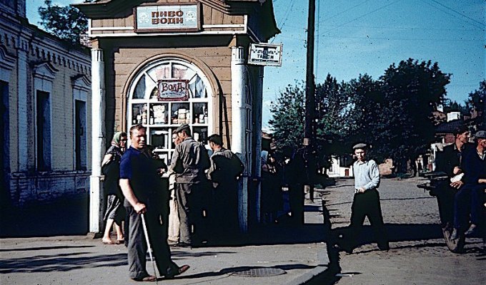 У павильона пиво-воды стоял советский человек (10 фото)