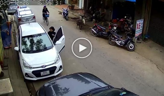 Вьетнамская автоледи, сдавая задним ходом на легковушке, наехала на парковку с мотоциклами