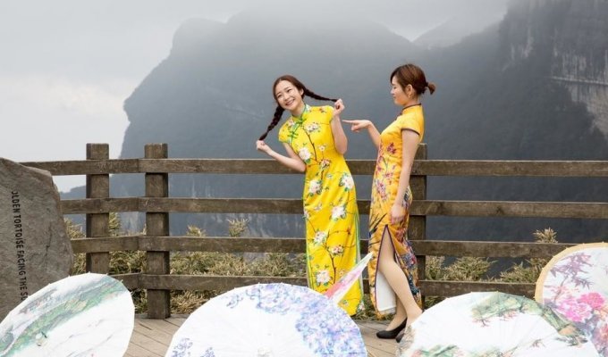 В Китае состоялась демонстрация платьев на высоте более 2 тысяч метров (6 фото)