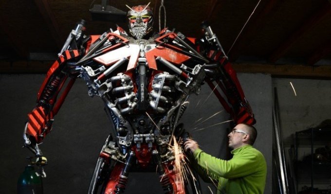 Польский мастер превращает груды металлома в потрясающие скульптуры (21 фото)