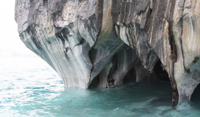 Очаровывающие Мраморные пещеры (19 фото)
